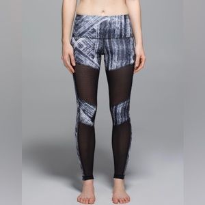 28 -EUC Lululemon Hot To Street Pant
Heat Wave White Black / Black- size 8